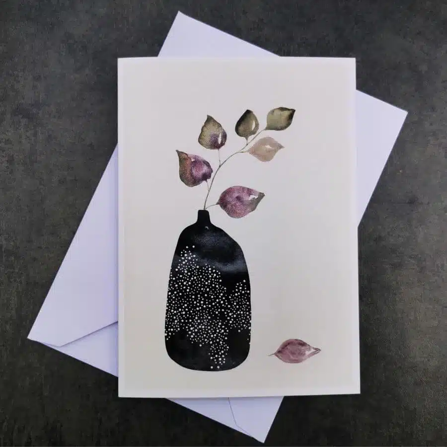 Trauerkarte mit schwarzer weißgepunkteter Vase und einem Ast mit Blättern, von denen eins abgefallen ist.