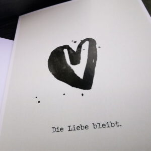 Trauerkarte "Die Liebe bleibt“, ein schwarzes Herz aus Aquarell.