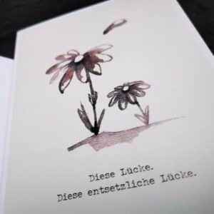 Trauerkarte "Diese entsetzliche Lücke", Aquarell mit zwei traurigen Gänseblümchen.