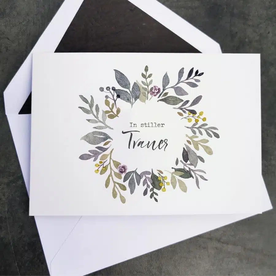 Trauerkarte „In stiller Trauer“ Kondolenzkarte mit Blumenkranz und schwarz gefüttertem Umschlag.