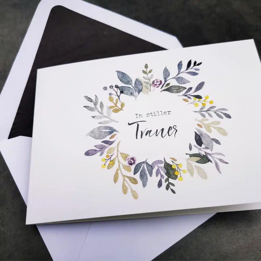 trauerkarte in stiller trauer mit umschlag Trauerkarte „In stiller Trauer“ Kondolenzkarte mit Blumenkranz.