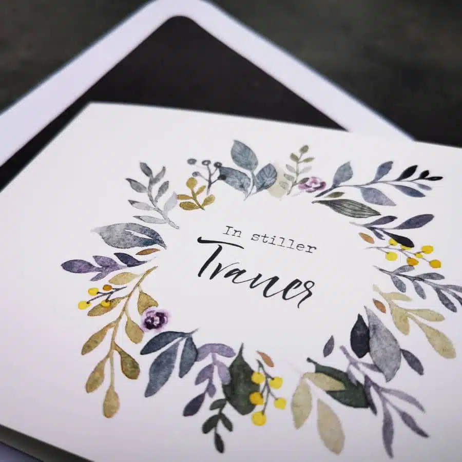 Trauerkarte „In stiller Trauer“ Kondolenzkarte mit Blumenkranz.